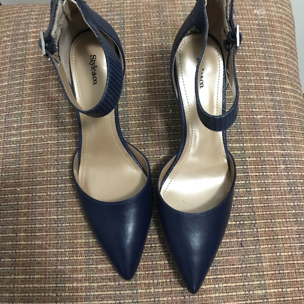 Dark blue sandals, high heels.